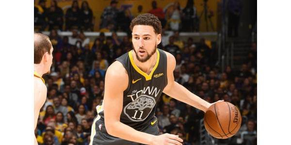I fan di Los Angeles Lakers indossano maglie Thompson